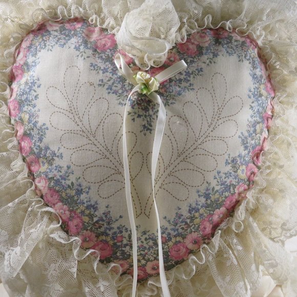 Square Pillow with heart design on top, vintage Victorian look - Picture 2 of 7